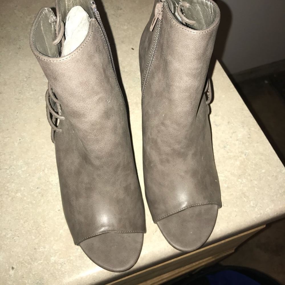 😍It’s the gray booties for me! 😍